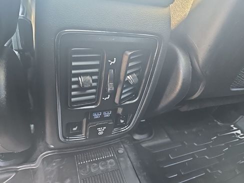 Used 2019 Jeep Grand Cherokee Limited w/ Luxury Group II AWD/4WD image 26