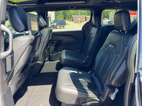 Used 2020 Chrysler Pacifica Touring-L Plus w/ Advanced Safetytec Group FWD image 32
