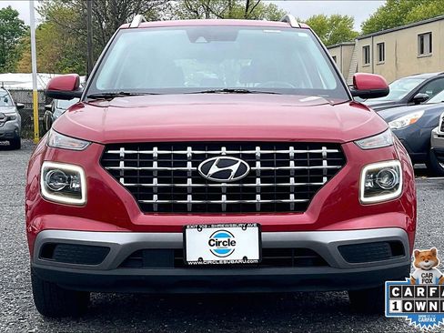 Used 2022 Hyundai Venue Limited w/ Cargo Package FWD image 3
