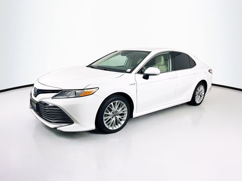 Used 2020 Toyota Camry XLE w/ Carpet Mat Package FWD image 3
