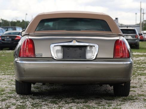 Used 2001 Lincoln Town Car Signature RWD image 7