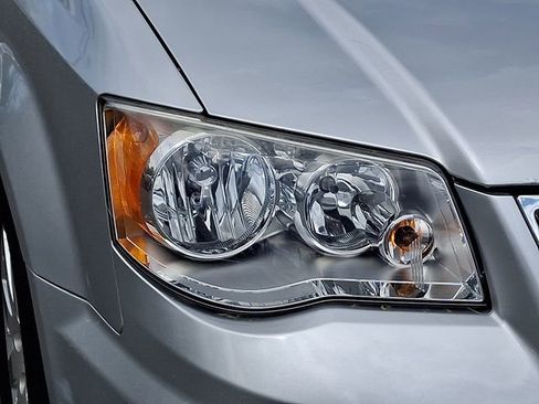 Used 2012 Chrysler Town & Country Touring-L w/ Entertainment Group #2 FWD image 9