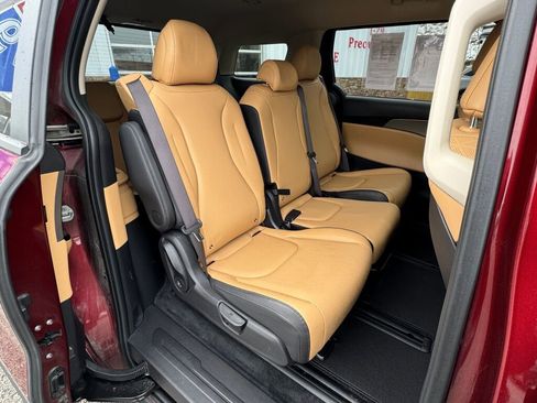 Used 2024 Kia Carnival LX image 18