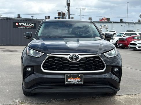 Certified 2024 Toyota Highlander LE image 2