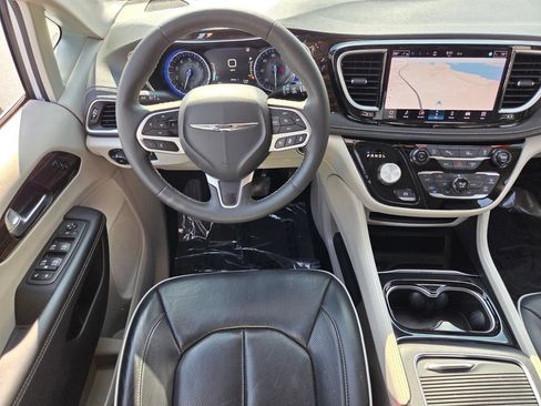 Used 2024 Chrysler Pacifica Limited FWD image 13