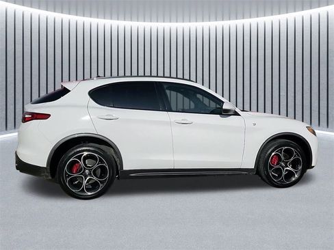 Used 2022 Alfa Romeo Stelvio Ti image 2