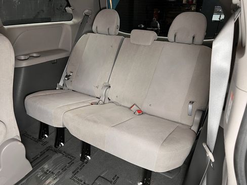 Used 2020 Toyota Sienna L image 20