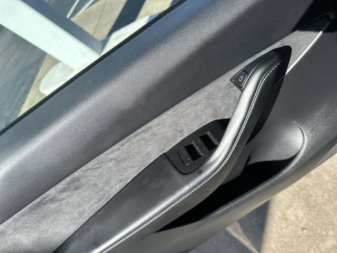 Used 2022 Tesla Model Y Long Range image 15