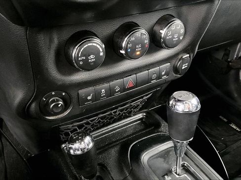 Used 2018 Jeep Wrangler Unlimited Sahara AWD/4WD image 30