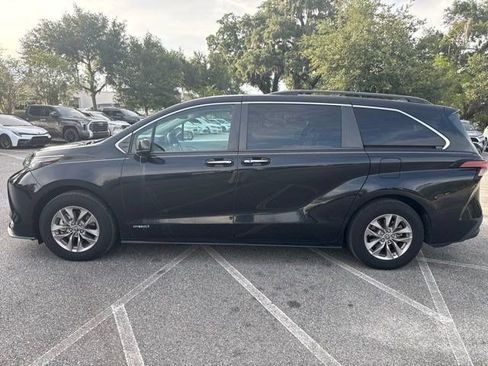 Used 2021 Toyota Sienna XLE FWD image 2