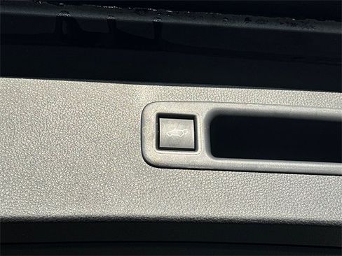 Certified 2025 Toyota Highlander XLE image 8