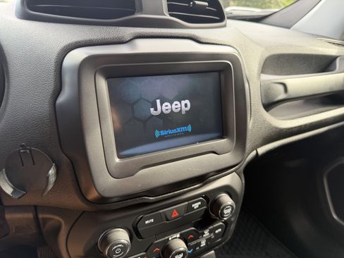 Used 2018 Jeep Renegade Latitude w/ Cold Weather Group AWD/4WD image 37