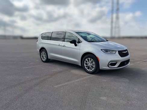 New 2026 Chrysler Pacifica Limited image 16