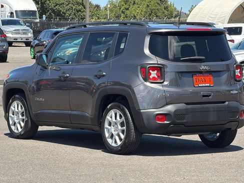 Used 2019 Jeep Renegade Latitude FWD image 7