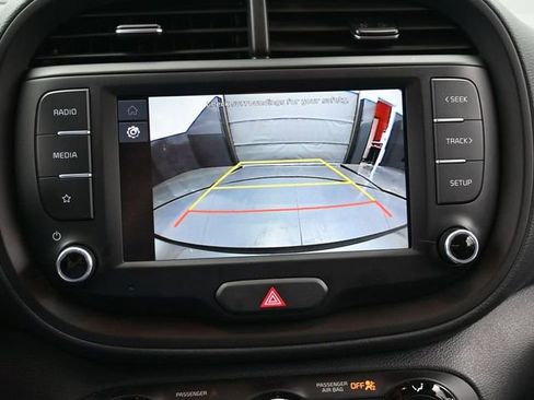 Used 2025 Kia Soul LX w/ LX Technology Package FWD image 24
