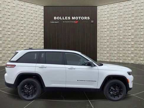 New 2025 Jeep Grand Cherokee Laredo image 1