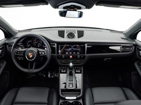 Certified 2025 Porsche Macan AWD/4WD image 22