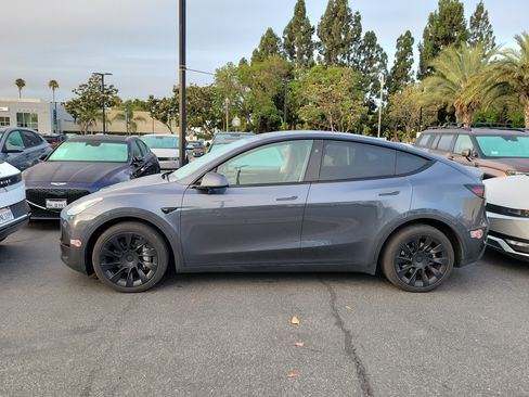 Used 2024 Tesla Model Y Long Range AWD/4WD image 2