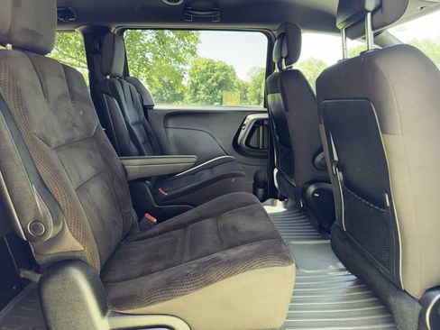 Used 2018 Dodge Grand Caravan SE FWD image 31