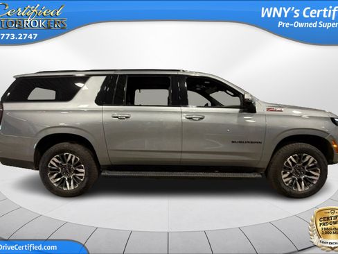 Used 2025 Chevrolet Suburban Z71 w/ Comfort Package AWD/4WD image 4