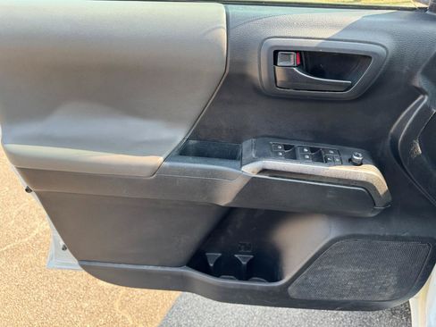 Used 2018 Toyota Tacoma SR5 AWD/4WD image 20