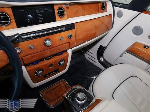 Used 2014 Rolls-Royce Phantom Drophead Coupe image 28