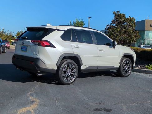 Used 2022 Toyota RAV4 XLE Premium image 5