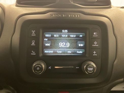 Used 2017 Jeep Renegade Latitude image 4