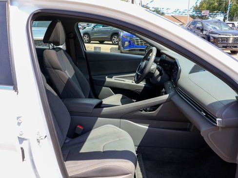 Used 2025 Hyundai Elantra SEL FWD image 8