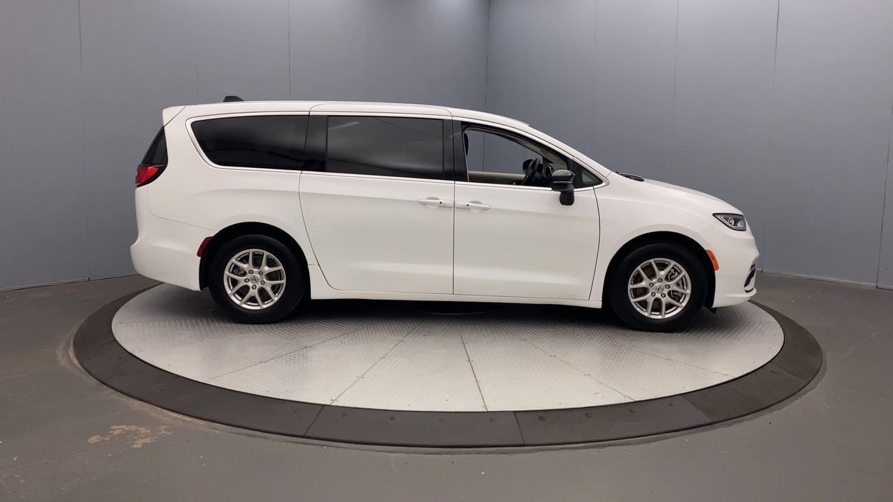 Used 2024 Chrysler Pacifica Touring-L FWD image 6