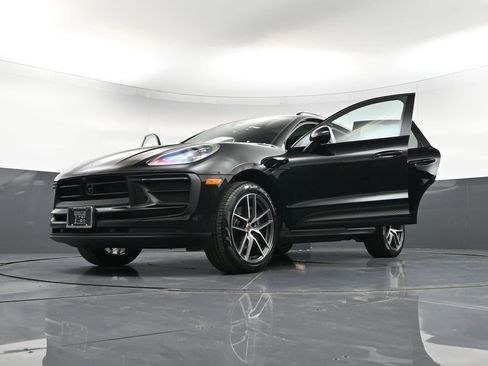 Certified 2026 Porsche Macan AWD/4WD image 37