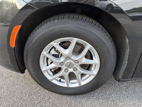 Used 2023 Chrysler Pacifica Touring-L FWD image 10