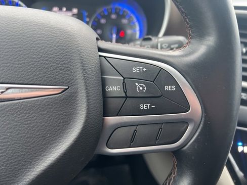 Used 2017 Chrysler Pacifica Touring-L image 9