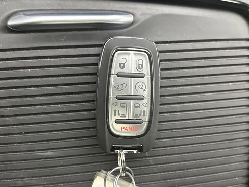 Used 2025 Chrysler Pacifica Limited image 10