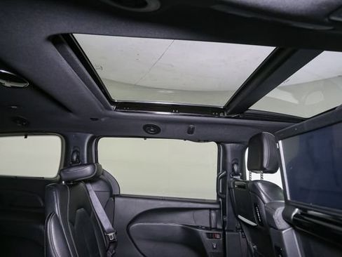 Used 2022 Chrysler Pacifica Touring-L w/ Uconnect Theater Family Group AWD/4WD image 22
