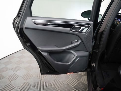 Certified 2025 Porsche Macan image 23
