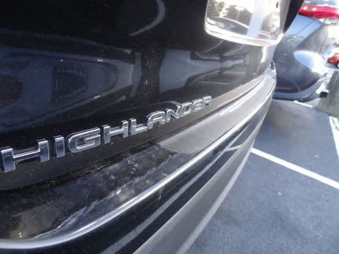 Used 2021 Toyota Highlander XLE AWD/4WD image 7