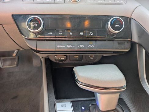 Used 2024 Hyundai Elantra SEL FWD image 13
