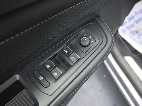Used 2025 Volkswagen Atlas Cross Sport SE FWD image 29