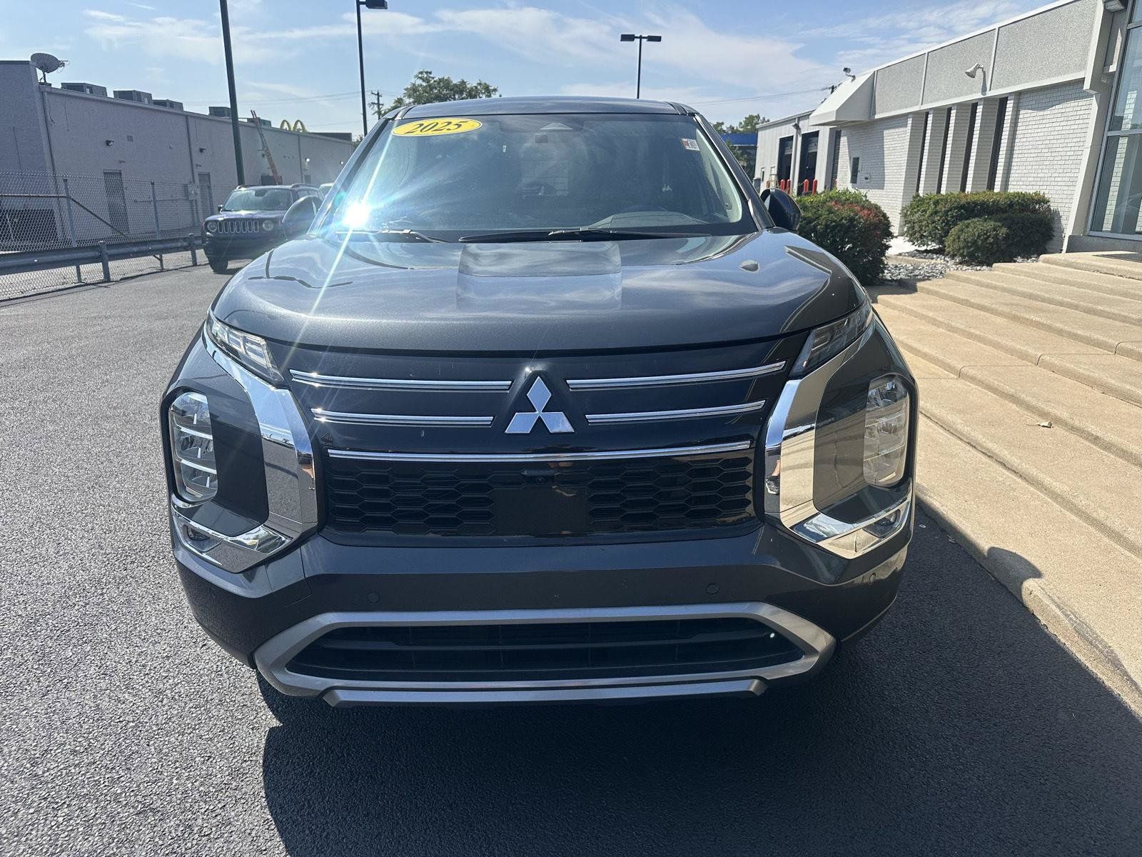 Used 2025 Mitsubishi Outlander SE FWD image 4