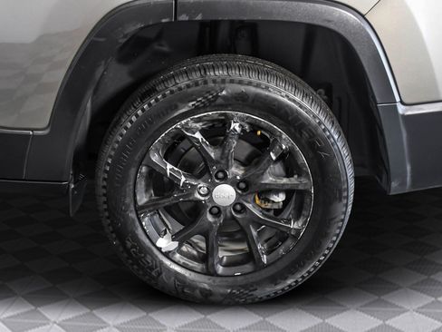 Used 2019 Jeep Cherokee Latitude w/ Popular Appearance Group image 34