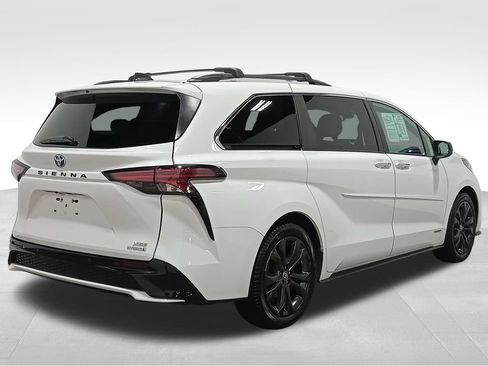 Used 2021 Toyota Sienna XSE w/ XSE Plus Package FWD image 3