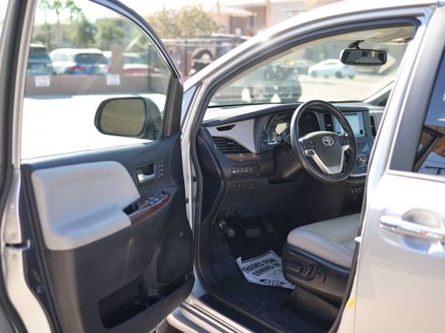 Used 2017 Toyota Sienna Limited FWD image 6