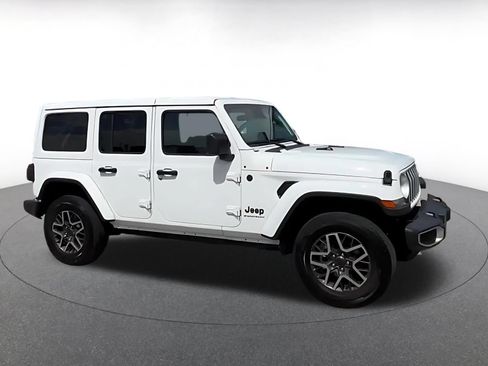 Used 2025 Jeep Wrangler Unlimited Sahara AWD/4WD image 7