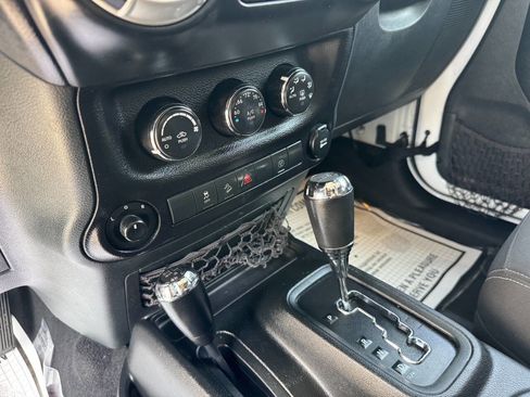 Used 2018 Jeep Wrangler Unlimited Rubicon w/ Connectivity Group image 21