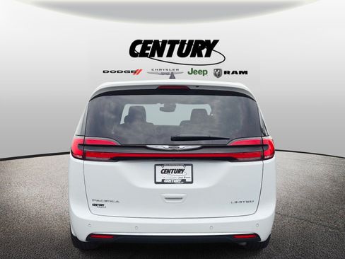 Used 2024 Chrysler Pacifica Limited FWD image 5