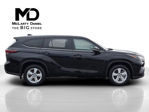 Used 2024 Toyota Highlander LE image 6