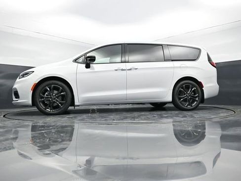 New 2026 Chrysler Pacifica Select FWD image 55