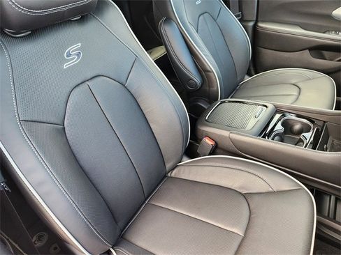 New 2026 Chrysler Pacifica Limited image 10