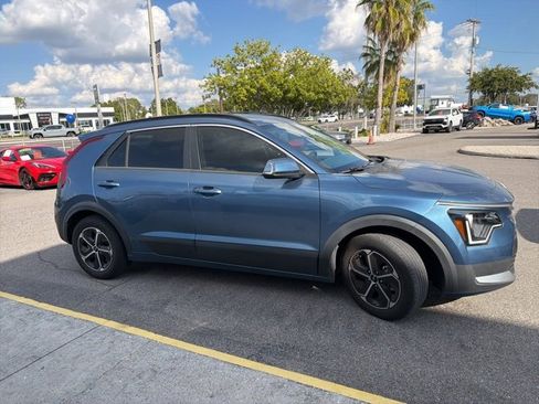 Used 2023 Kia Niro EX image 2